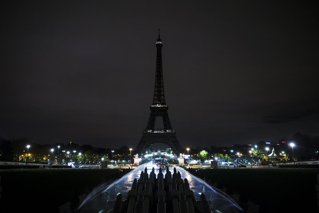 Der Eiffelturm bleibt dunkel.