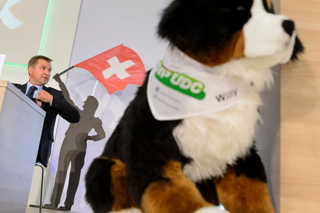SVP-Präsident Toni Brunner mit Partei-Maskottchen "Willy"