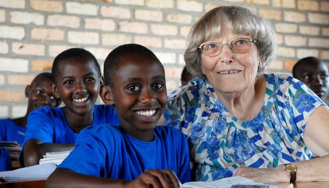 Margrit Fuchs mit Schülern in Ruanda im Jahr 2007 Alex Spichale