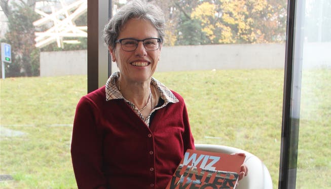 Barbara Stüssi-Lauterburg ist glücklich über ihren druckfrischen Sammelband «WIZ unterwegs».