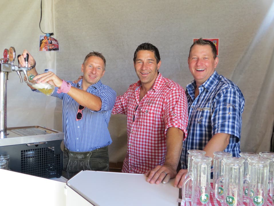 Claudio Steiner, Noel Leibundgut und Andreas Derungs am Zapfhahn Erst vor zwei Jahren wurde die Chrüpfe-Bier-Brauererei in Obwerwil gegründet. Jetzt hat sie bereits zu wenig Platz, denn ihr Bier ist sehr gefragt