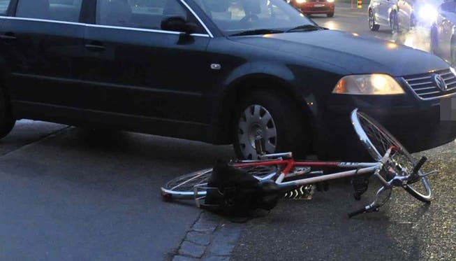 Am frühen Mittwochmorgen stiessen in Däniken ein Auto und ein Fahrrad zusammen. (Symbolbild)