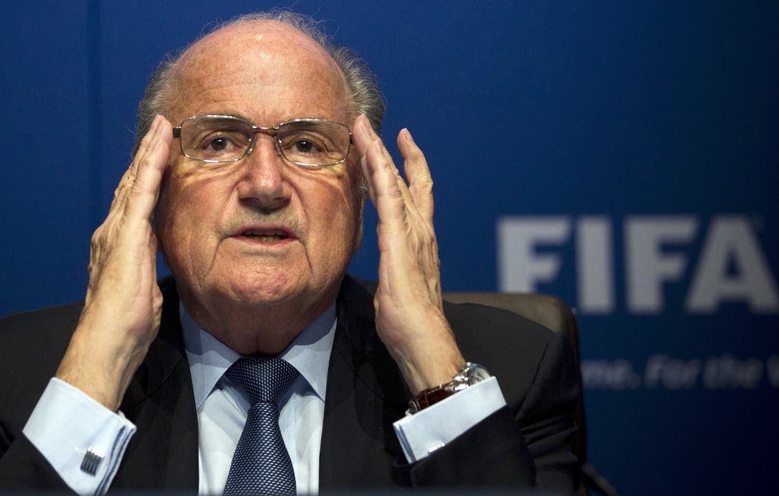 März 2012: Sepp Blatter richtet seine Brille - für klare Sicht.