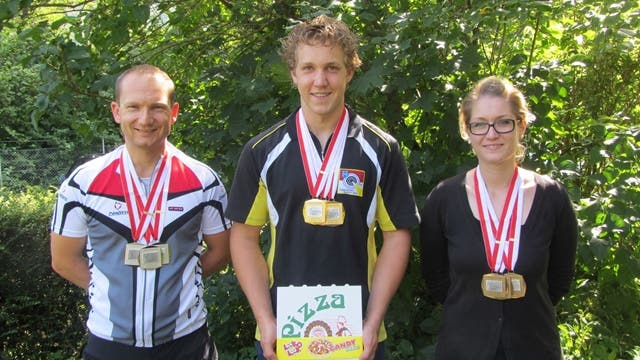 Das Elite-Podest von Trimbach: der Zweitplatzierte Beat Graber, Sieger Jan Lochbihler und Bronze-Gewinnerin Erika Allemann (von links).