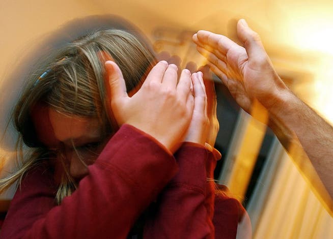 Eine starke Ohrfeige gegen Kindern ist laut dem Bezirksgericht Dietikon strafbar.