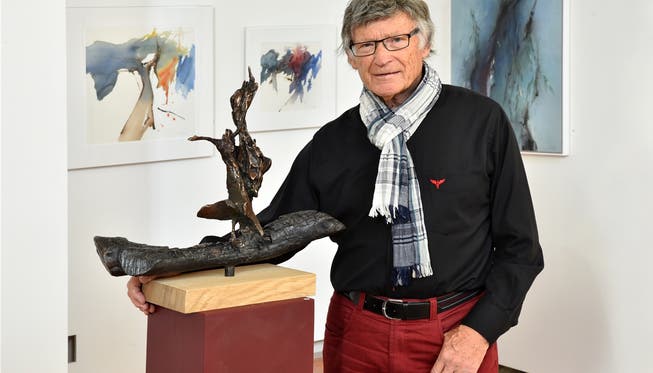 Paul Wyss posiert mit seiner dieses Jahr geschaffenen Bronze-Skulptur «Feuertanz» sowie aktuellen Aquarell-Bildern in der Alten Kirche.