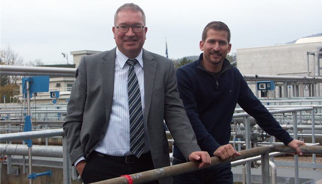 Betriebsleiter Markus Blättler (links) mit dem neuen Klärmeister Roman M. Bieri in der ARA Langmatt in Wildegg. DO
