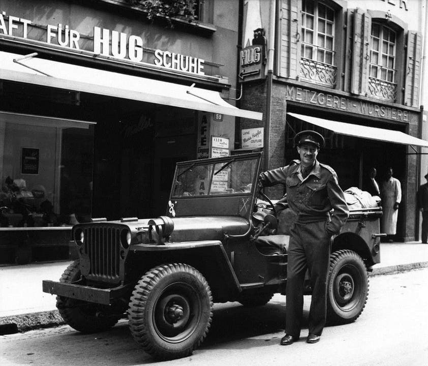 Britischer Offizier auf Urlaub in der Freien Strasse, August 1945.