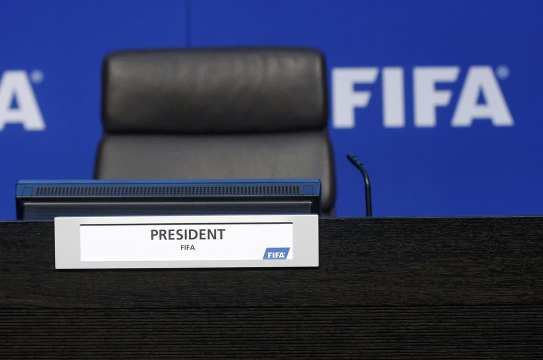 Keine Pressekonferenz: Sepp Blatters Stuhl bleibt überraschend leer - stattdessen wird der Noch-Fifa-Präsident von den Ermittlern befragt