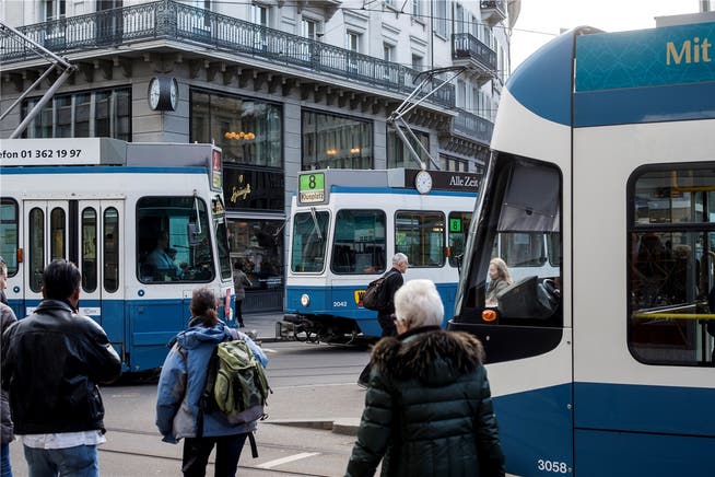 Er verkehrt langsamer als vor 20 Jahren: Der öffentliche Verkehr in der Stadt Zürich wird durch Staus, Tempo-30-Zonen und mehr Passagiere ausgebremst. KEYSTONE