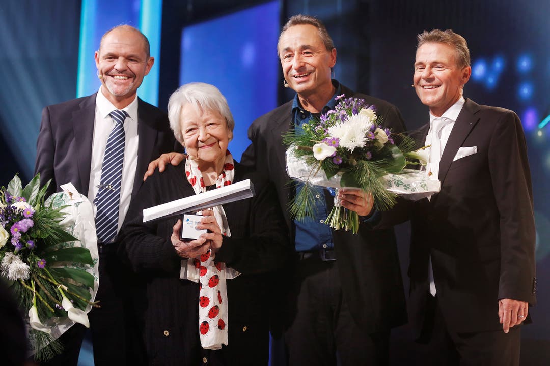 Für die Finalisten gabs Blumen: Markus Ernst, Gewinnerin Irma Koch, Johannes Muntwyler und NAB-CEO Peter Bühlmann