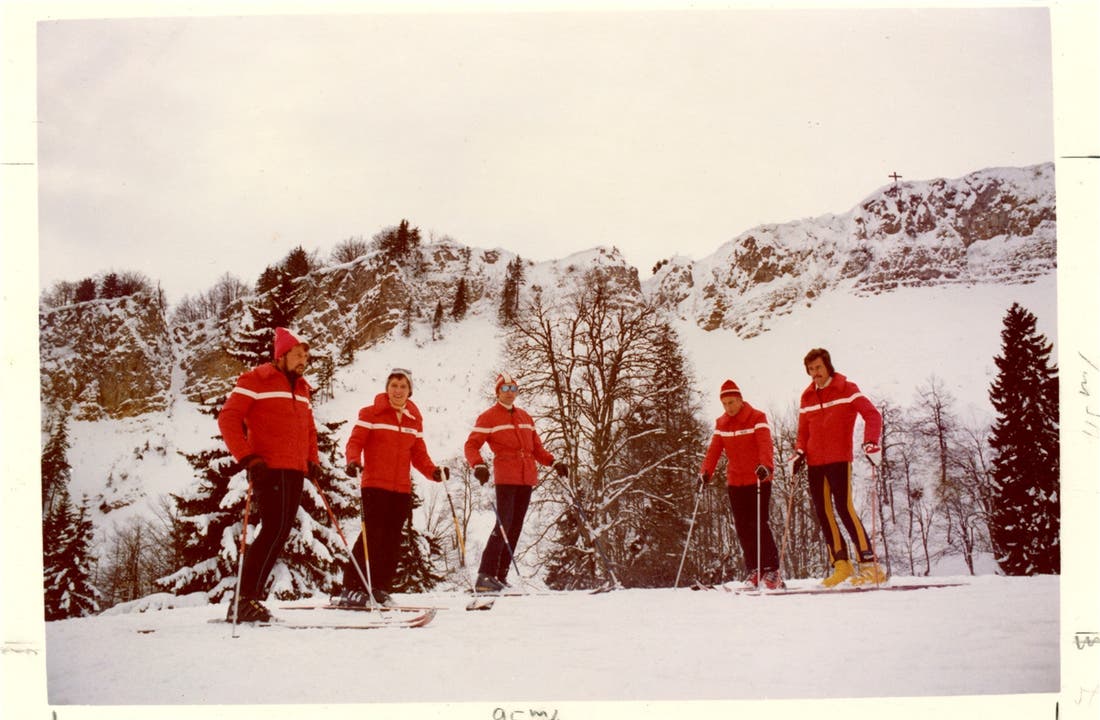 Mitte der 70er-Jahren: Unterhalb der Röti haben sich die Skilehrerin und Skilehrer um Hans Küpfer (Mitte) postiert. zvg