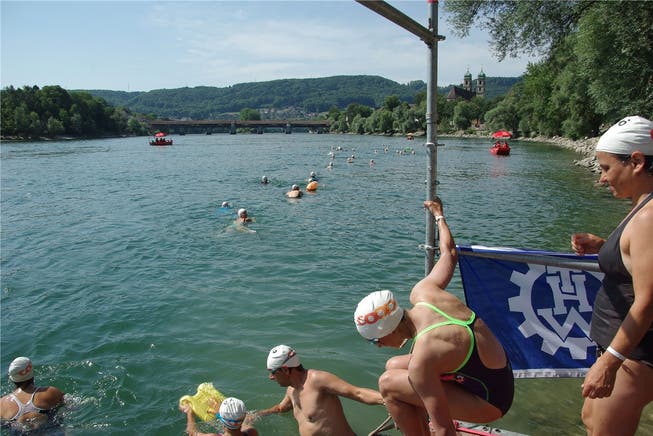 Die Schwimmer begeben sich in den 24 Grad warmen Rhein. Hans Christof Wagner