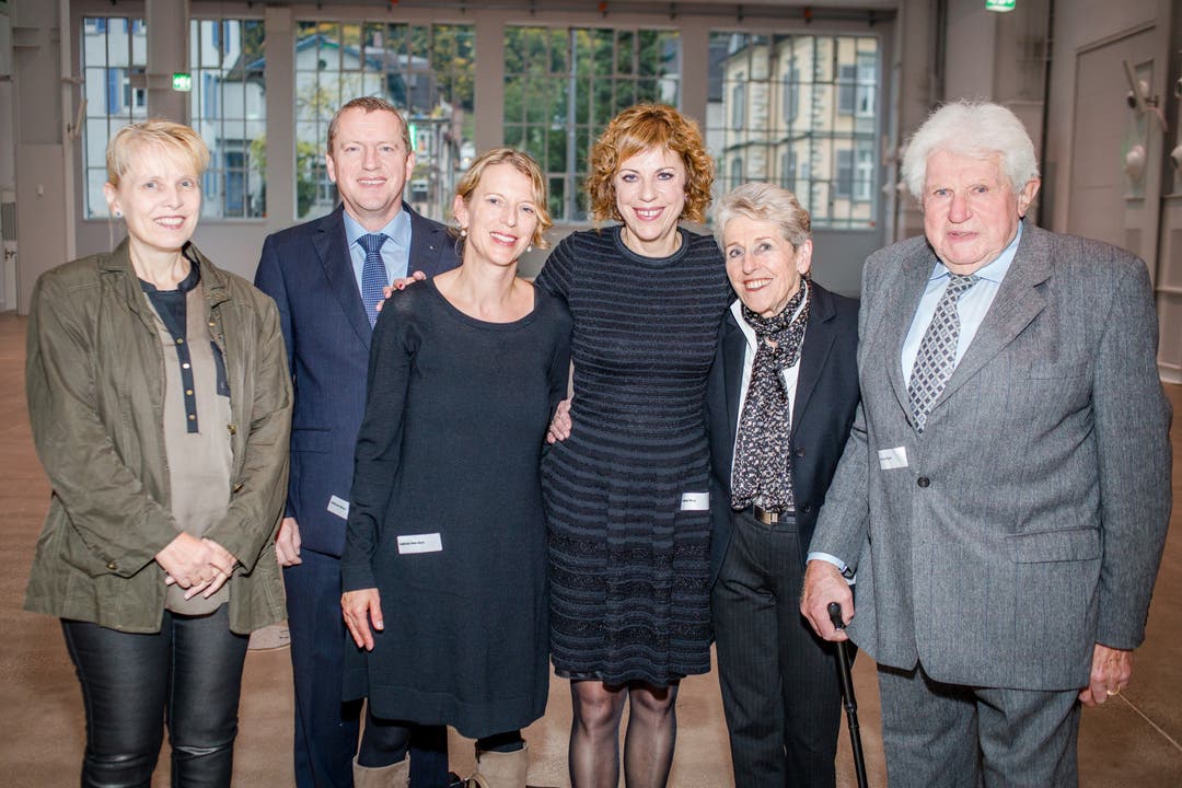 Die strahlende Preisträgerin Sabine Boss (Dritte von rechts) im Kreis ihrer Familie. Von links: Pia Boss, Niklaus Boss, Gabriela Boss, Sabine Boss, Annemarie Rieder und Gottfried Rieder.