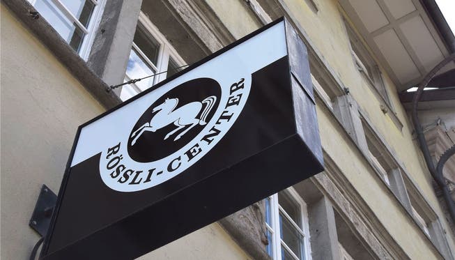 Neues Schild: Das «Rössli» als ehemaliges Hotel Restaurant Cheval Blanc und später als Kaufhaus hat in der Brugger Altstadt immer eine Rolle gespielt.Michael Hunziker