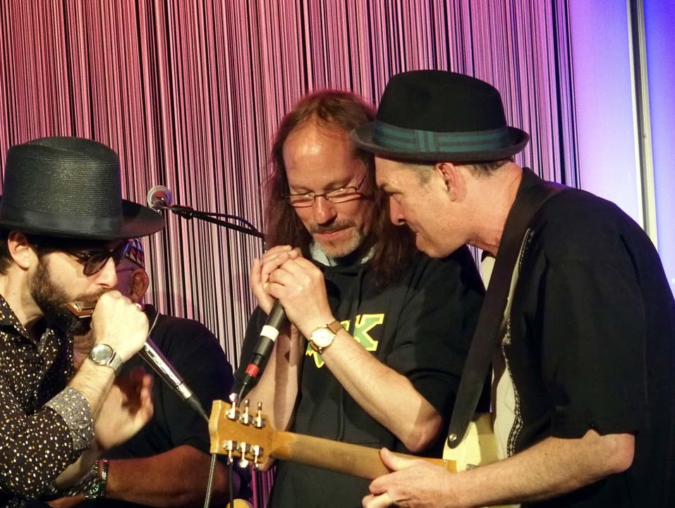 Nic Niedermann (rechts) und Musiker vom Bluesfestival Baden jammten im Joy gemeinsam auf der Bühne.
