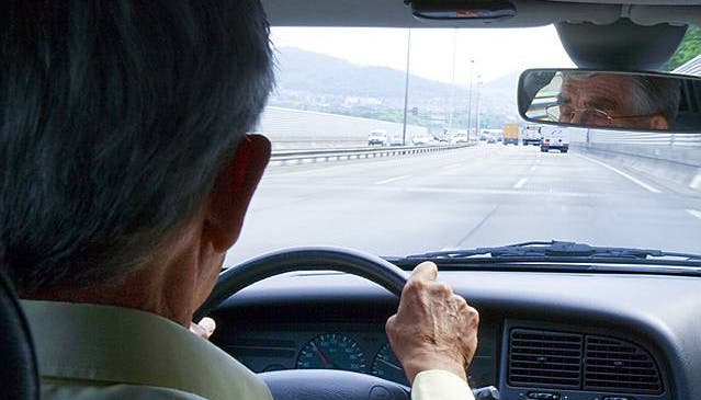 Bei der Fahrtauglichkeits-Abklärung von Ü-70-Senioren gehen die Hausärzte nach einem «Aufgabenkatalog» vor, dazu gehört auch ein Sehtest.