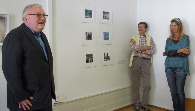 Die Laudatio hält Robert Conrad (links), Fritz Schaub und Doris Horvath freuen sich über das Gästeinteresse. ROM