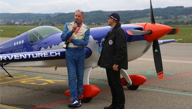 Isidor von Arx (links) wird von Flughafenchef Ernest Oggier interviewt. Fotos: Klaus Thomas