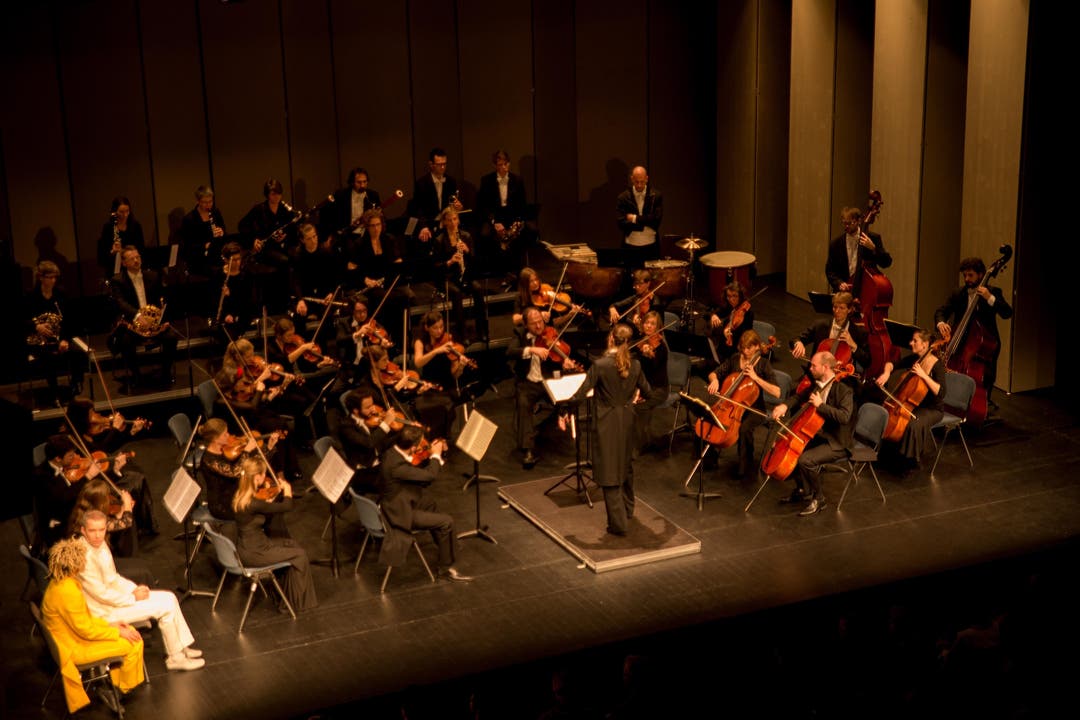 Eine ungewohnte Szene bietet Im Orchester graben, mit zwei Komikern im Orchester