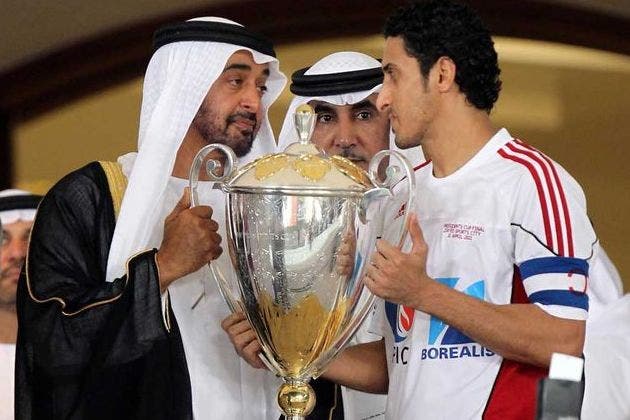 Al-Jazira-Klubbesitzer Scheich Mansour bin Zayed al-Nahyan (links) überreicht der Mannschaft einen Pokal.