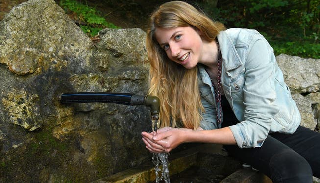 Heilt es tatsächlich? Alice Zaugg untersucht das Wasser des Junkerbrunnens.