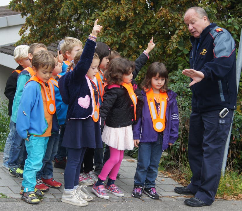 Polizist Philipp Herzog instruiert vor dem Kindergarten Schulstrasse.