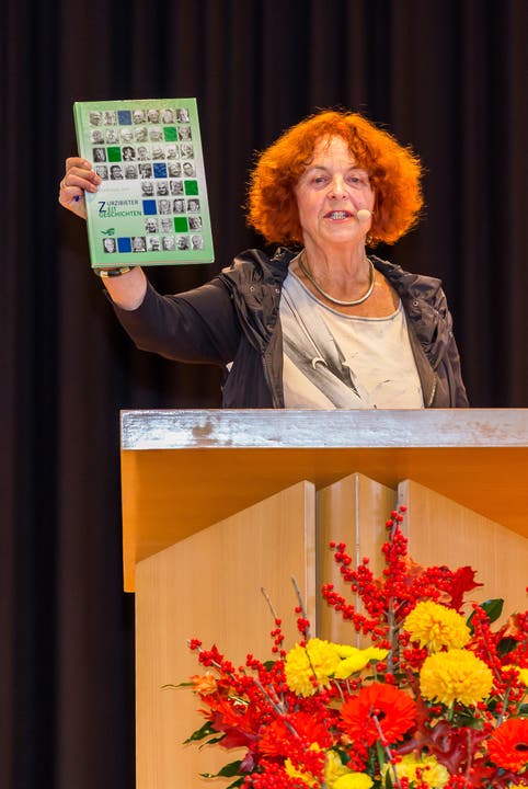 Edith Schlicht, Präsidentin des Vereins Zurzibieter Rückspiegel 2015, präsentiert an der Vernissage das Buch "Zurzibieter Zeitgeschichten", während ihrer Rede.