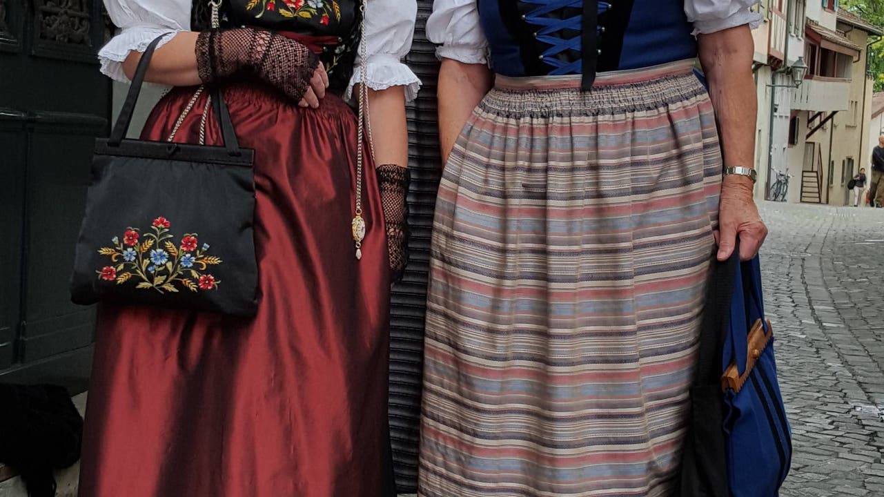 Von links nach rechts: Käthi Baumann trägt eine Freiämter Festtagstracht, Therese Meier und Vreni Appenzeller tragen beide die Freiämter Sonntagstracht