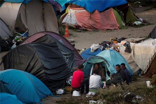 In den Sanddünen bei Calais hausen rund 6000 Flüchtlinge.STEPHANIE LECOCQ /epa/keystone
