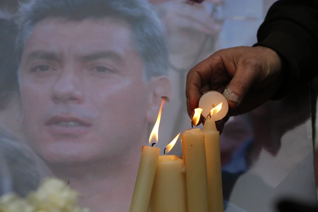 Kerzen für den 2015 ermordeten Putin-Gegner Boris Nemzow.