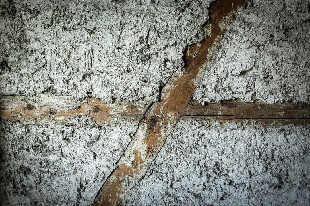 Die offengelegten Wände zeigen die Holzkonstruktion, die dem Klosterbau zugrunde liegt