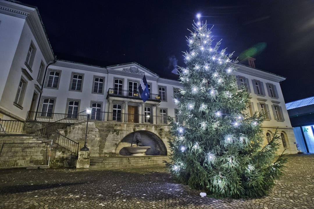 Der Weihnachtsbaum auf dem Aargauerplatz im Jahr 2012. Hier stand schon der Baum für das nächste Fest.