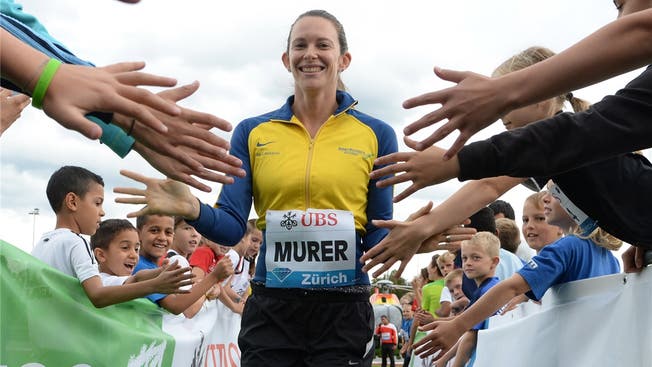 Stabhochsprung-Weltmeisterin Fabiana Murer zeigte sich gut gelaunt und hatte keine Berührungsängste mit den Kindern.