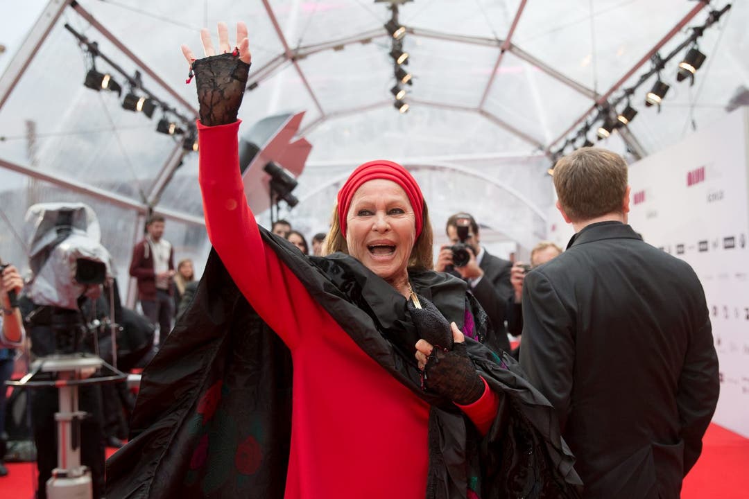 Schweizer Film-Legende Ursula Andress hat sich dem roten Teppich angepasst.