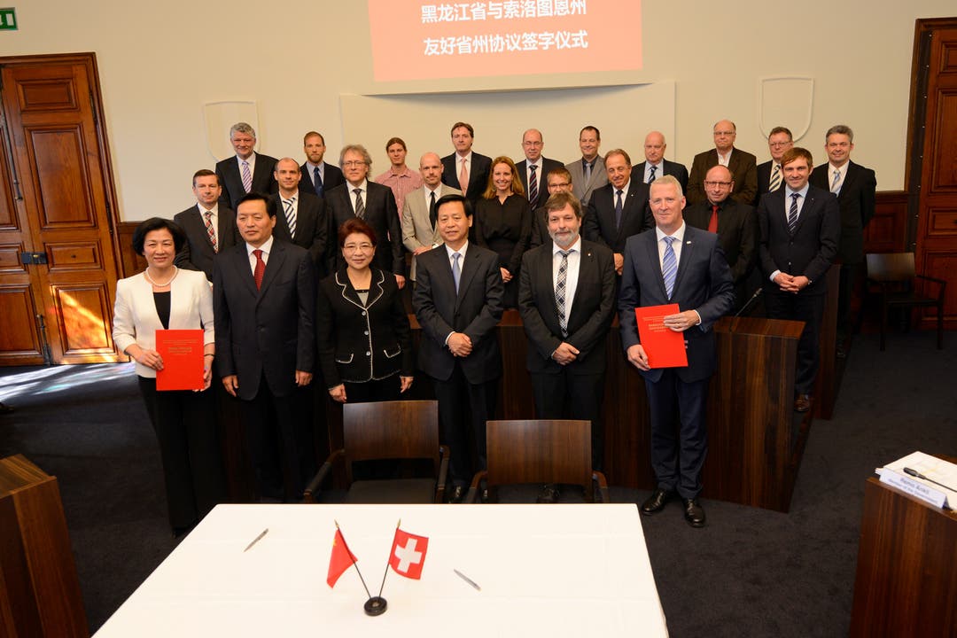 20 Schweizer KMU-Vertreter unterschrieben eine Absichtserklärung für Zusammenarbeit. Fünf chinesische Unternehmer taten das gleiche mit Schweizer Unternehmen, mit denen sie bereits in Kontakt stehen.