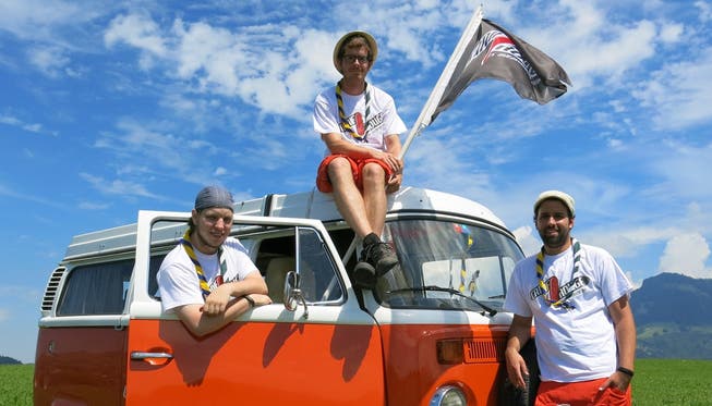 Eine mobile Redaktion: Romano Stocker, Simon Stäheli und Gian Andri Bezzola mit ihrem «Canif Rouge»-Bus