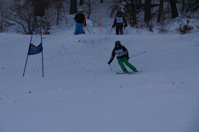 Kantonsrat Markus Dietschi, Sieger des Parlamentarier-Skirennens, in voller Fahrt.