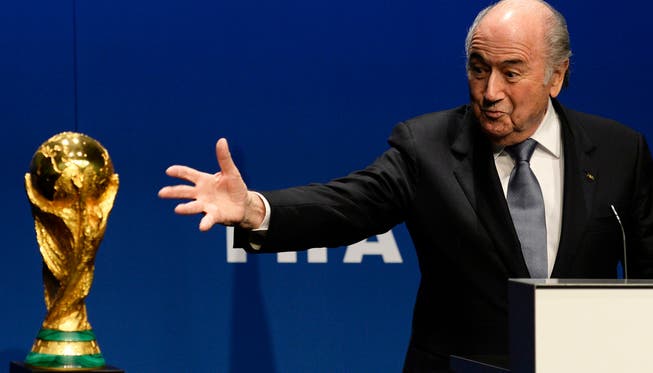 Sepp Blatter und der WM-Pokal - die Weltmeisterschaft ist eine der grossen Einnahme-Quellen der Fifa - aber auch ein grosser Posten bei den Ausgaben.