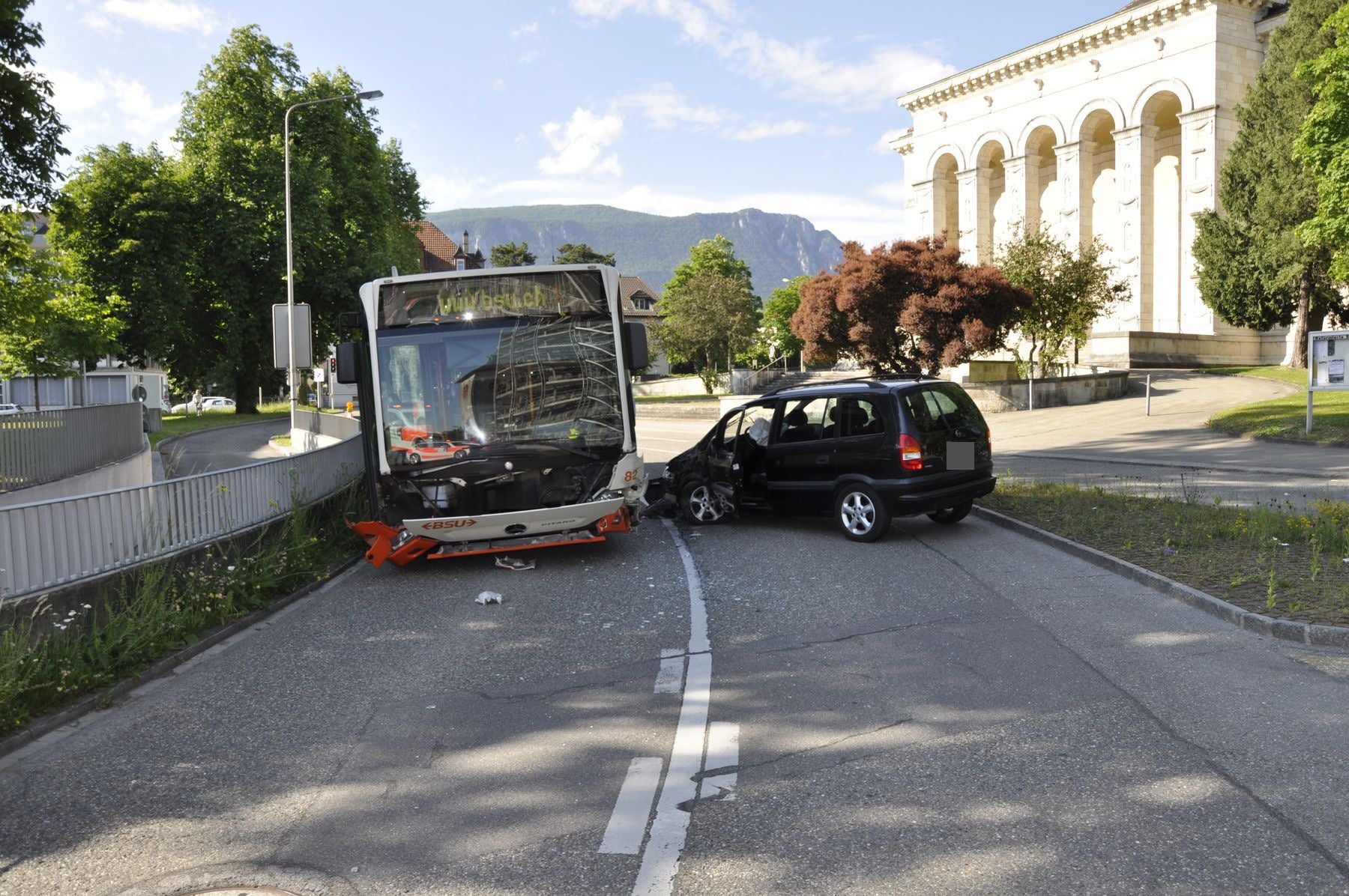 Bildstrecke - Auto Kracht Mit BSU-Linienbus Zusammen