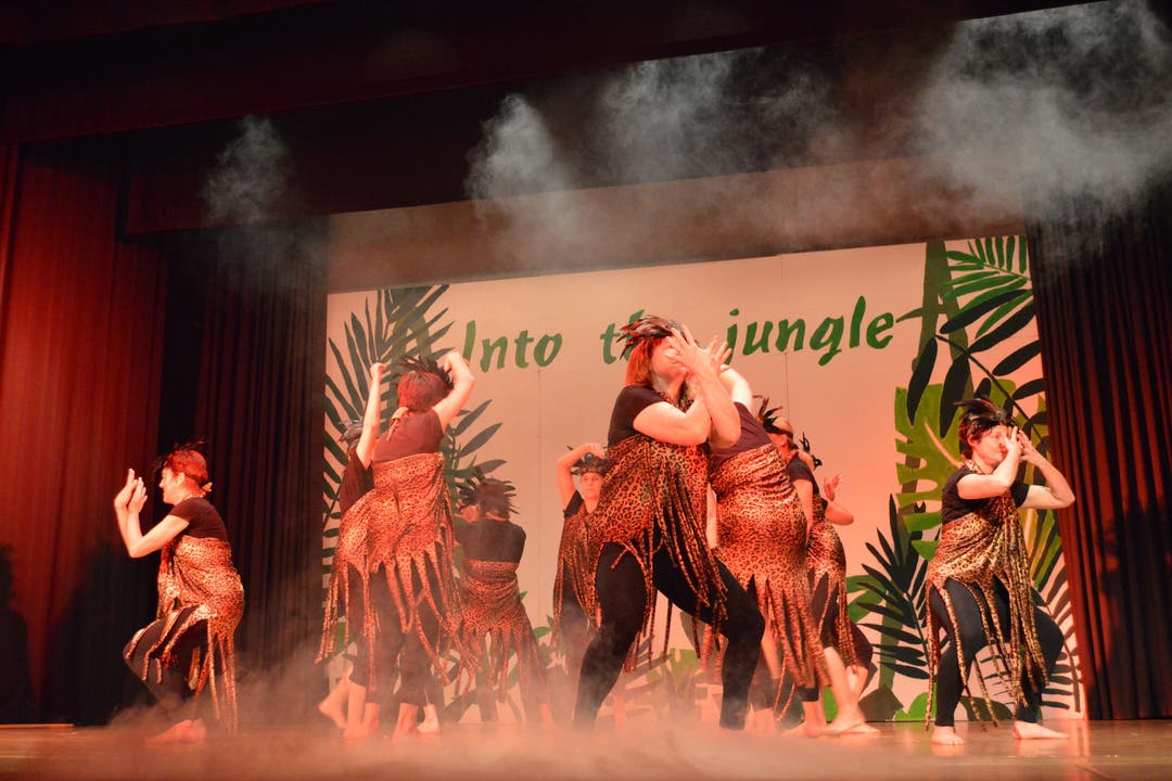 Die Buschewohnerinnvom Stamm des Frauenturnvereins tanzen