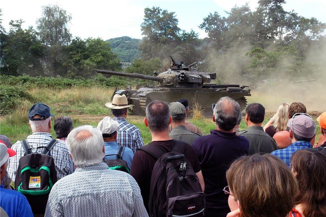 Die Vorführungen der Kampfpanzer auf der Geländepiste sind bei den Besuchern sehr beliebt.Archiv