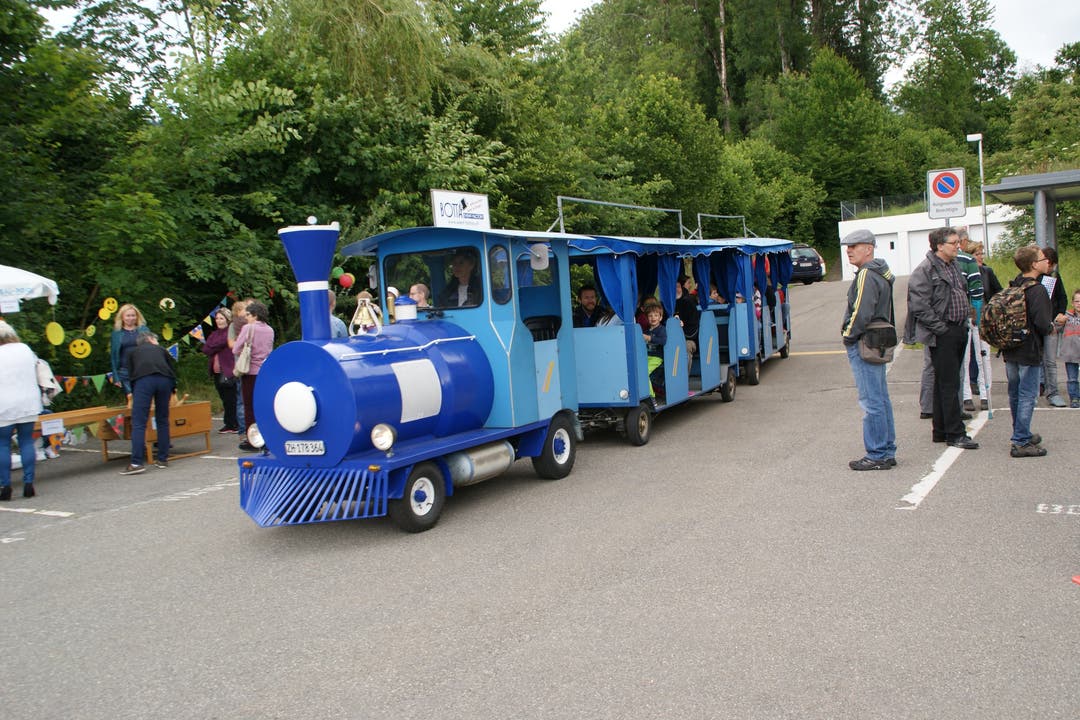 Die Festbahn fährt die Besucher an die verschiedenen Orte des Festgeländes