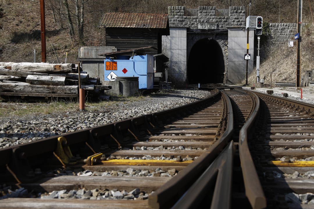 Dies, weil der Zug kurz nach 8.45 Uhr im Weissensteintunnel stecken blieb.