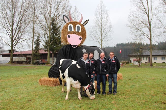 Vorfreude auf die dritte Viehschau des Viehzuchtvereins Gäu: (v.l.) David Berger mit Kuh Lissy, Beat von Felten, Paul Probst und Klemens Jäggi.