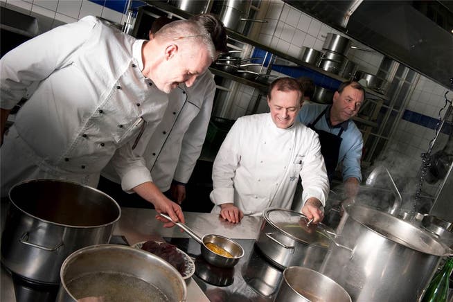 Jörg Slaschek (Zweiter von rechts) bei der Arbeit in der Küche seines Sterne-Restaurants Attisholz bei Solothurn.