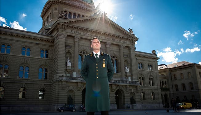 Vom Petersplatz in Rom auf den Bundeshausplatz in Bern: Ex-Gardist Martin Siedler zieht als Bundesratsweibel für Ueli Maurer die Fäden im Hintergrund.
