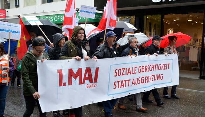 Die 1.-Mai-Feier in Baden war vom anhaltenden Regen gekennzeichnet. Der Marsch durch die Innenstadt war entsprechend um einiges kürzer als in den Vorjahren..jpg