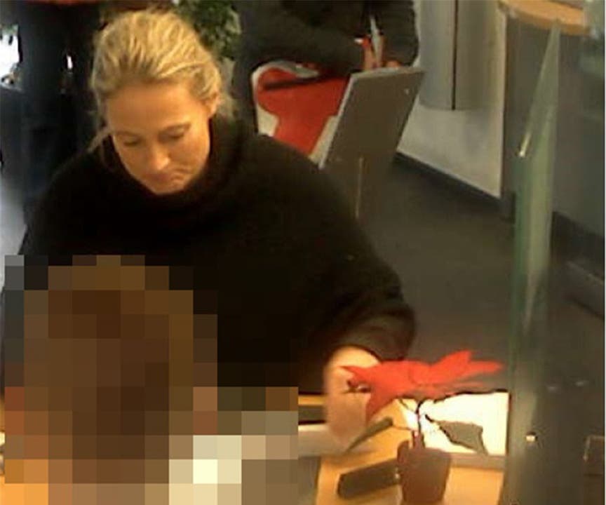 Carla Schauer während ihres Barbezugs am Schalter in der AKB-Filiale in Wildegg am Montagmorgen, 21. Dezember 2015. Geld hob sie auch bei einer Bank in Rupperswil ab - zirka eine Stunde später war sie tot.