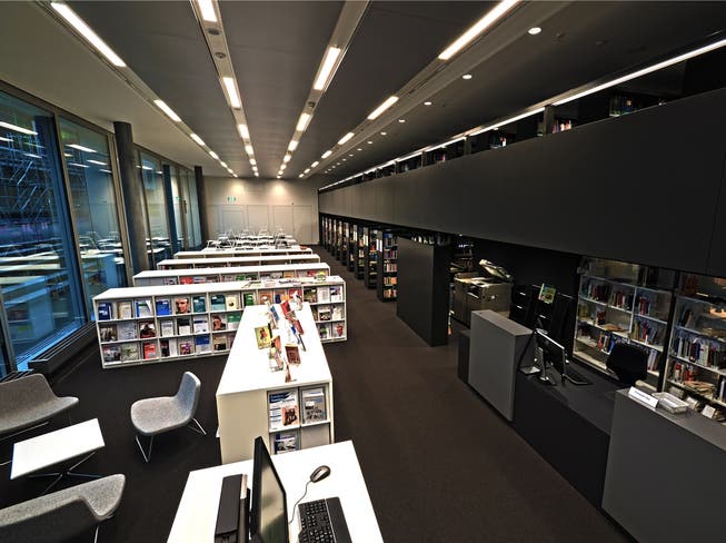 Blick in die neue Bibliothek der Fachhochschule Nordwestschweiz in Olten.